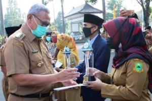 Bupati Kuningan saat menyerahkan piala kepada pemenang Lomba Sekolah Sehat. 